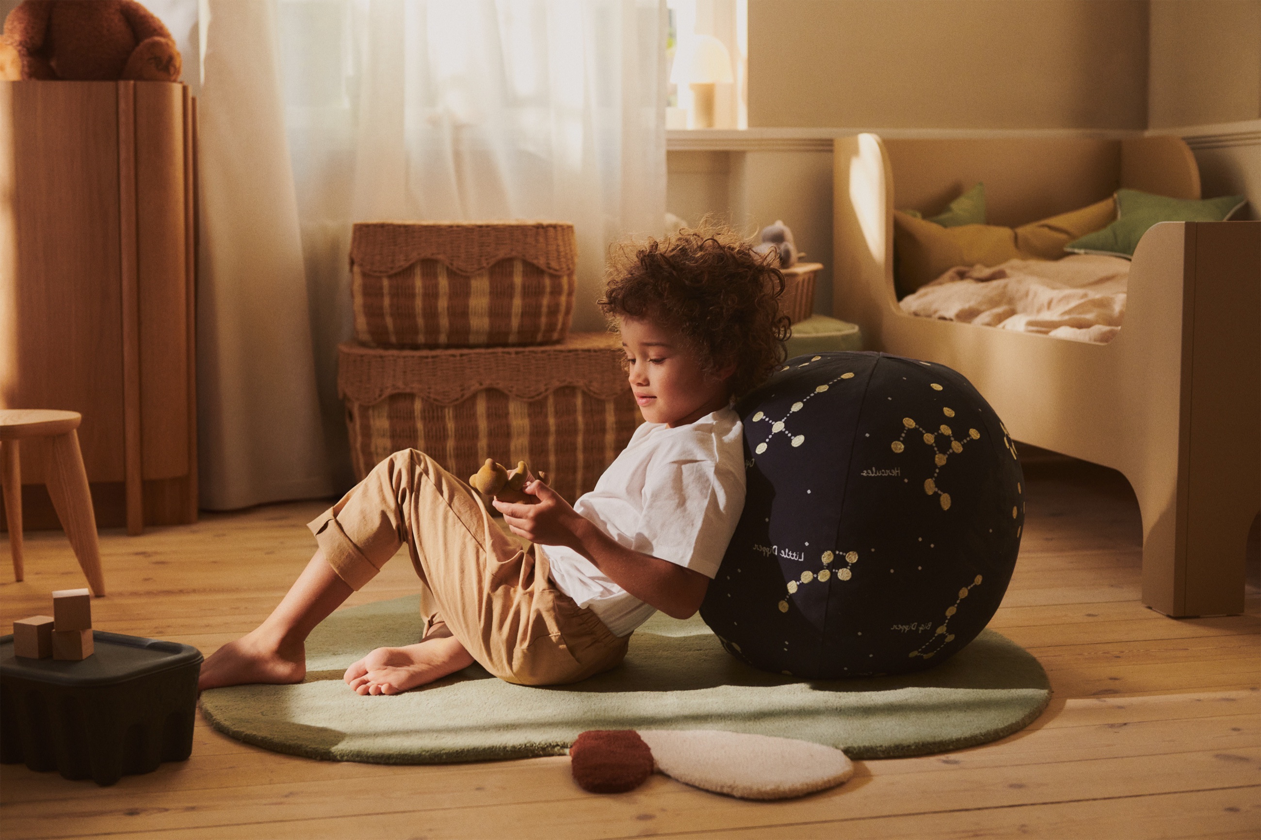 Chambre d'enfant baignée de lumière, mobilier et objets de design
