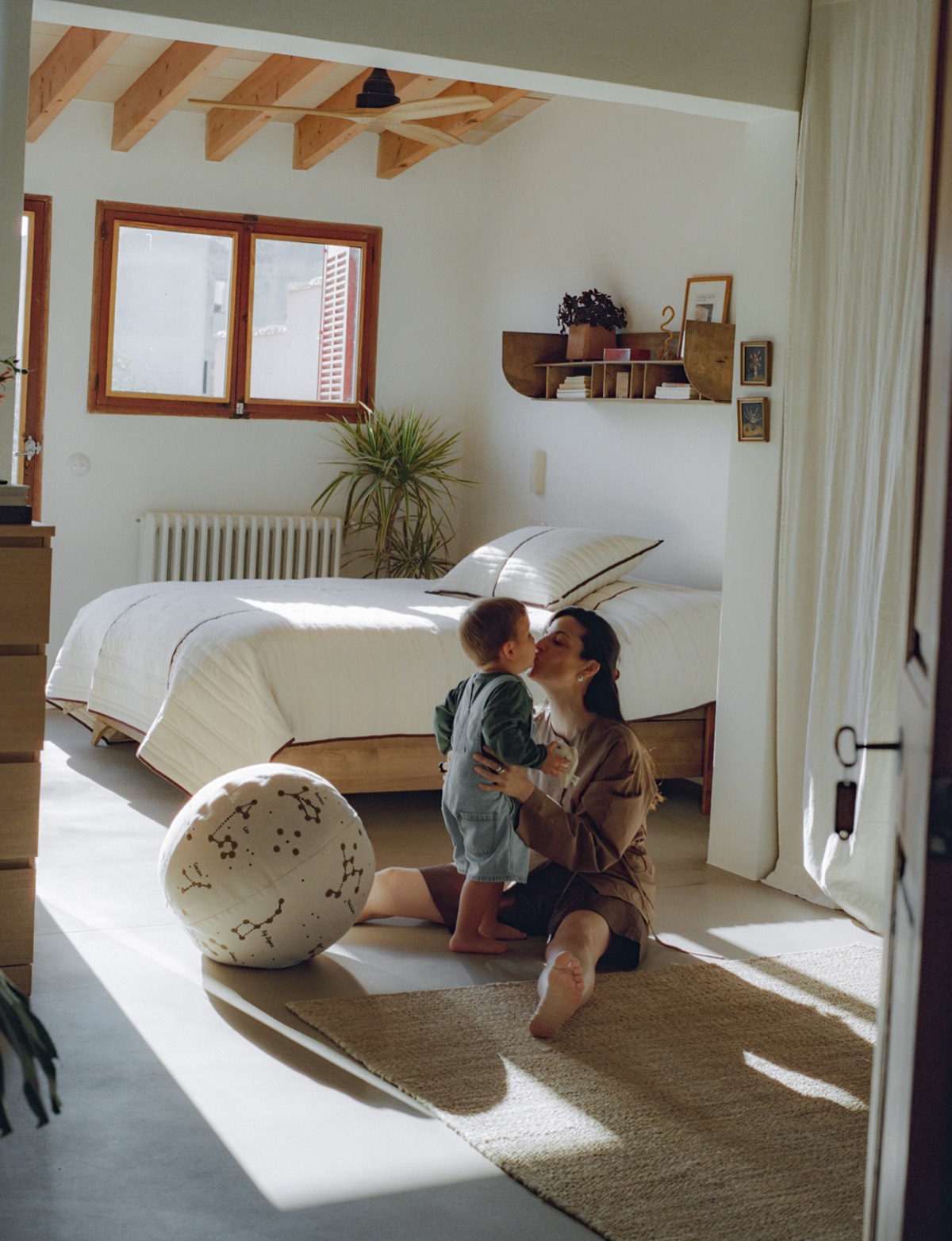 Chambre baignée de lumière, intérieur qui se patine